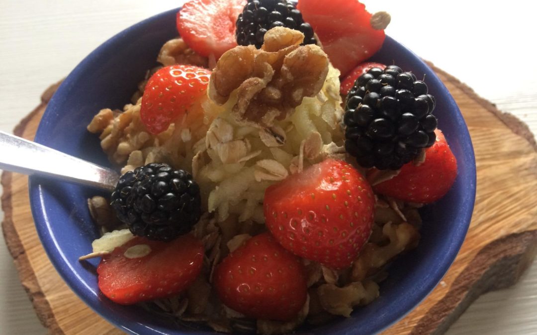 Yoghurt met fruit en noten(saus)